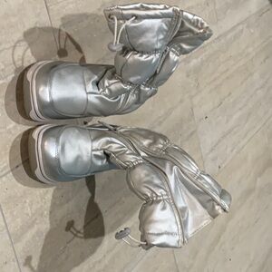 KHOMBU silver snow boots. Kids size, US 2